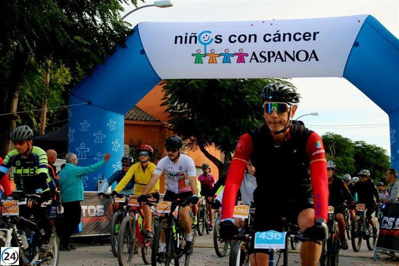 Cerca de mil ciclistas se unen en Almudévar para apoyar la lucha contra el cáncer infantil.