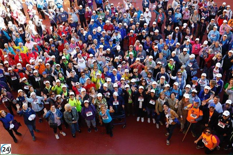 Cerca de 500 caminantes celebran el Día Internacional de las Personas Mayores a orillas del Ebro.