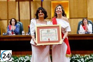 Paloma de Yarza, ganadora de la Medalla de Oro, llama a detener el deterioro gubernamental que amenaza la democracia.