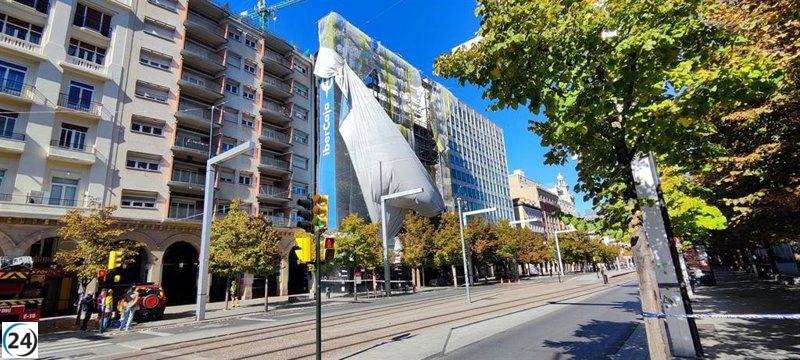 Parte de la lona de un edificio en construcción bloquea el tráfico en Independencia.