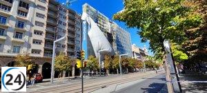 Parte de la lona de un edificio en construcción bloquea el tráfico en Independencia.