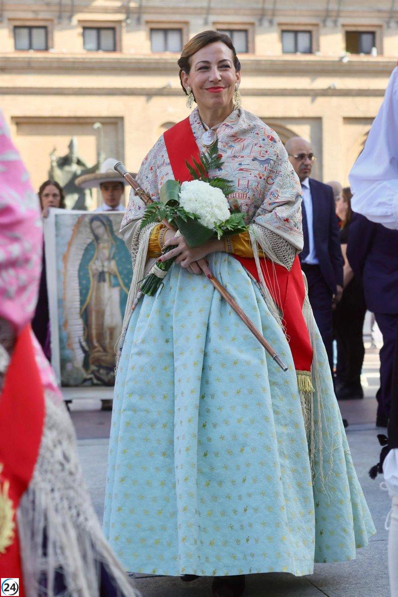 La alcaldesa Natalia Chueca se presenta en la Ofrenda con un elegante vestuario de alta sociedad.