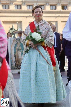 La alcaldesa Natalia Chueca se presenta en la Ofrenda con un elegante vestuario de alta sociedad.