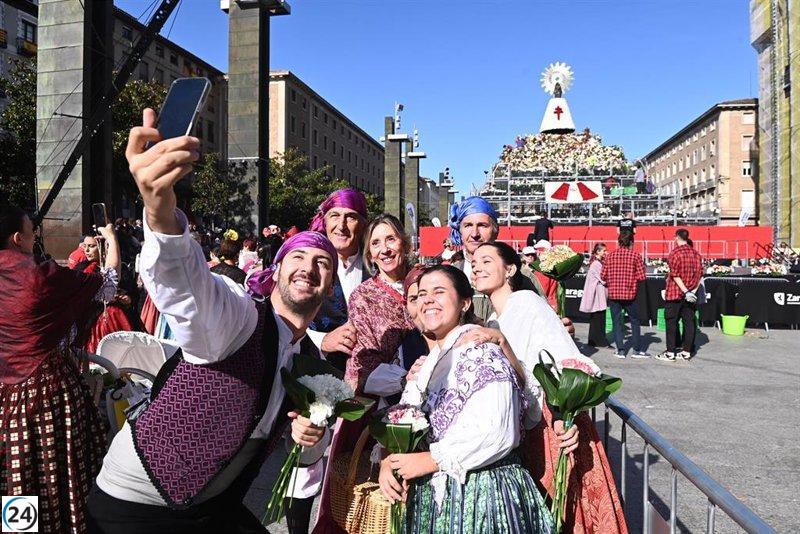 25,000 personas rinden homenaje a la Virgen del Pilar con flores.