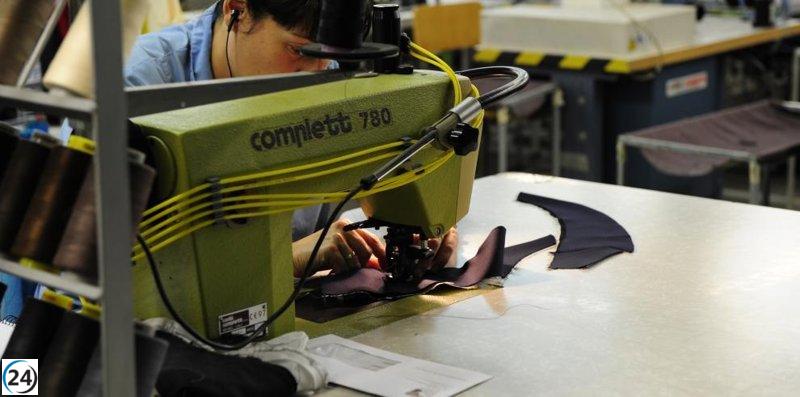 Colaboración entre Gobierno de Aragón, Lacor Textil y CEOE Aragón para certificar habilidades laborales.