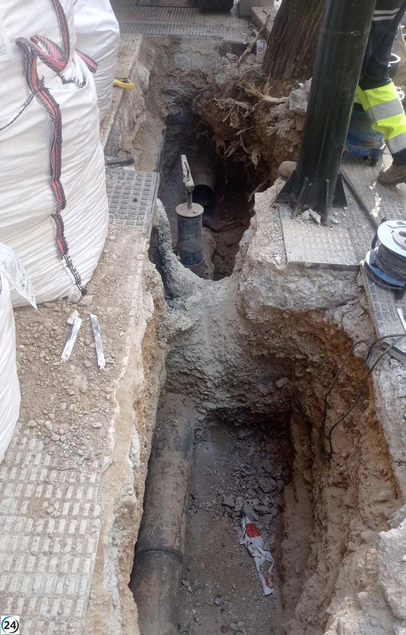 Empresa responsable de obras descuida y daña un árbol en la calle Pedro María Ric.
