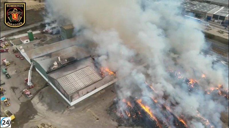 Incendio en empresa agrícola de La Puebla de Alfindén: Bomberos en acción.