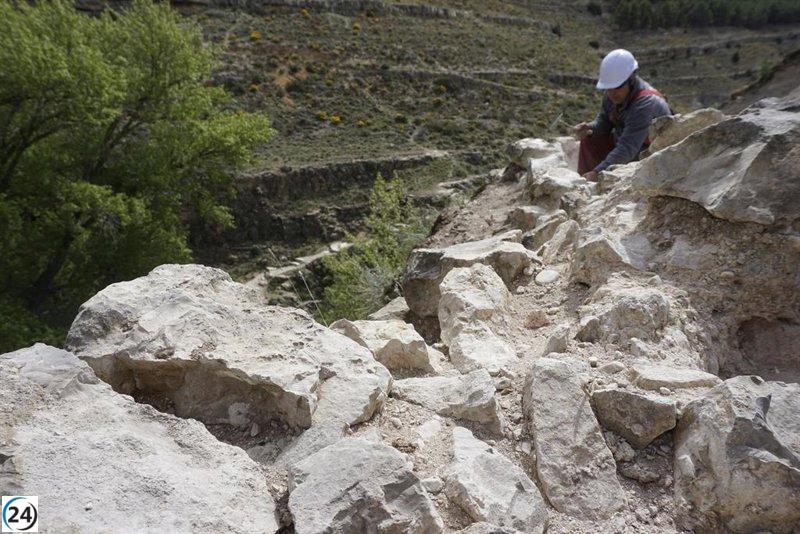 Progreso en la restauración de la muralla medieval de Albarracín, con nuevas luces y vegetación renovada.