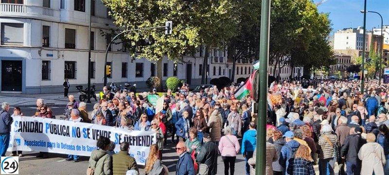 Dos mil ciudadanos protestan por la defensa de la sanidad pública ante el avance de la privatización.