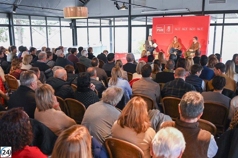 Alegría critica al PP por relacionar su política de vivienda con la especulación y el enriquecimiento de allegados.