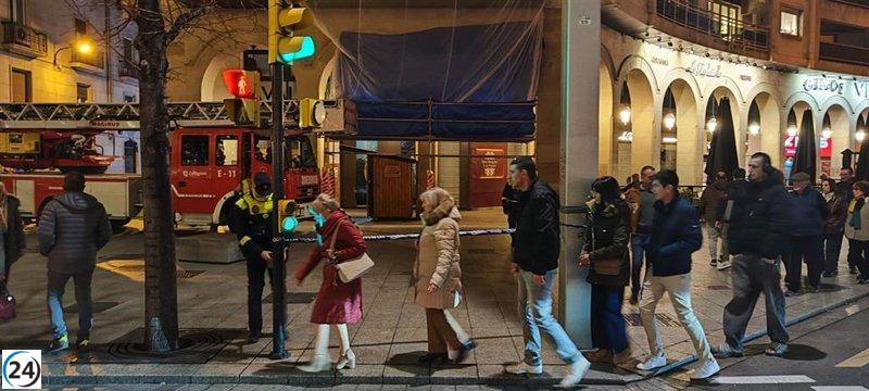 Tráfico restringido en el Puente de Piedra por segunda jornada debido a la masiva afluencia de visitantes.