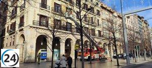 Bomberos inspeccionan luces navideñas en el Paseo de la Independencia.