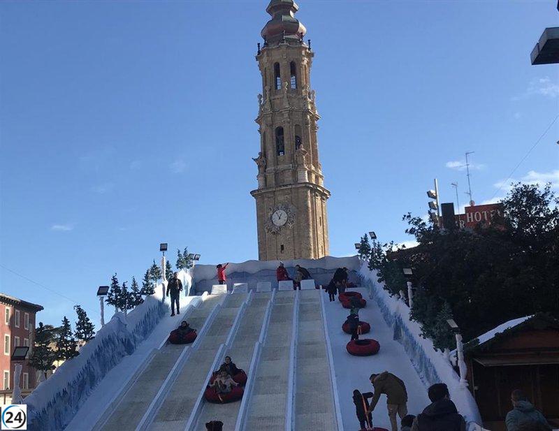 Cerca de un millón de visitantes se congregan en la plaza del Pilar en Zaragoza durante el puente.