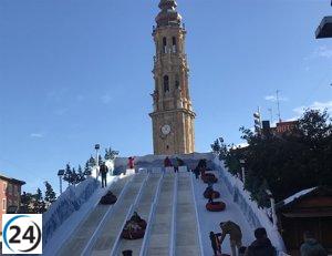 Cerca de un millón de visitantes se congregan en la plaza del Pilar en Zaragoza durante el puente.