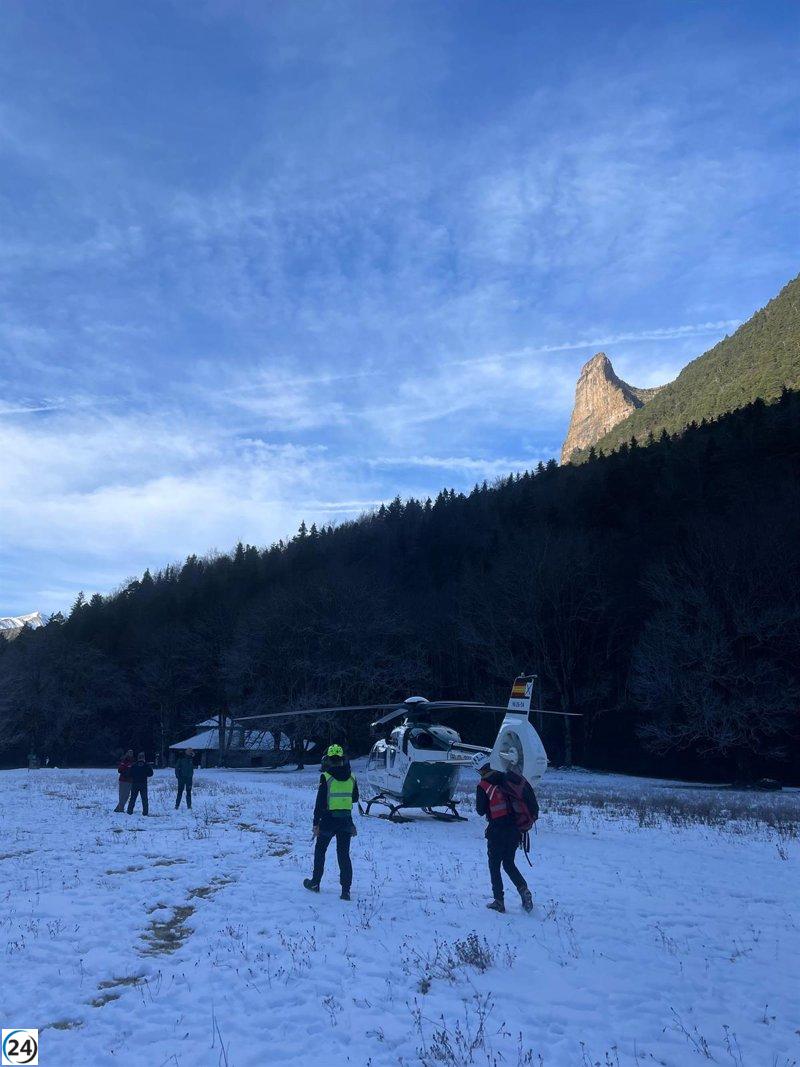 Guardia Civil de Montaña lleva a cabo nueve rescates en el puente festivo, incluyendo a un niño herido con un trineo.