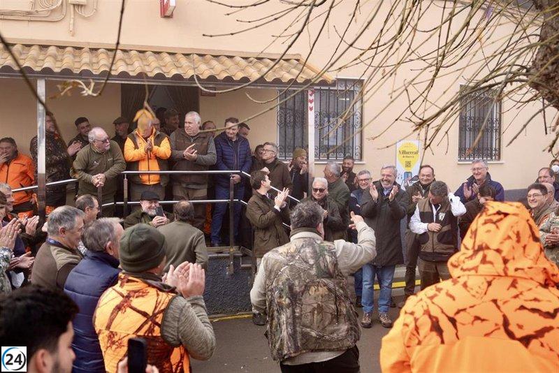 El presidente Azcón elogia a los cazadores aragoneses por su labor contra la peste porcina.