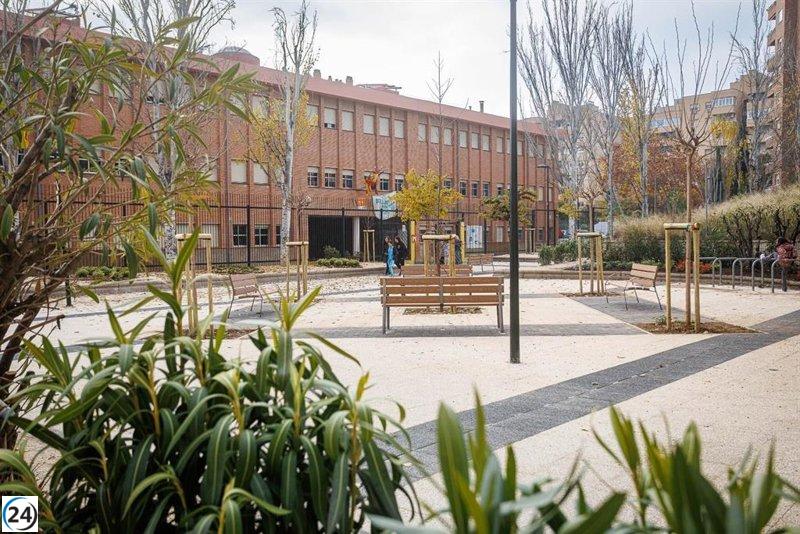 Renovación de Plaza Monsalud: nuevo arbolado y mobiliario revitalizan el barrio.