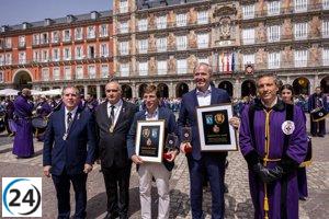 Azcón y 70 cofrades zaragozanos en tamborrada final de Semana Santa en Madrid.