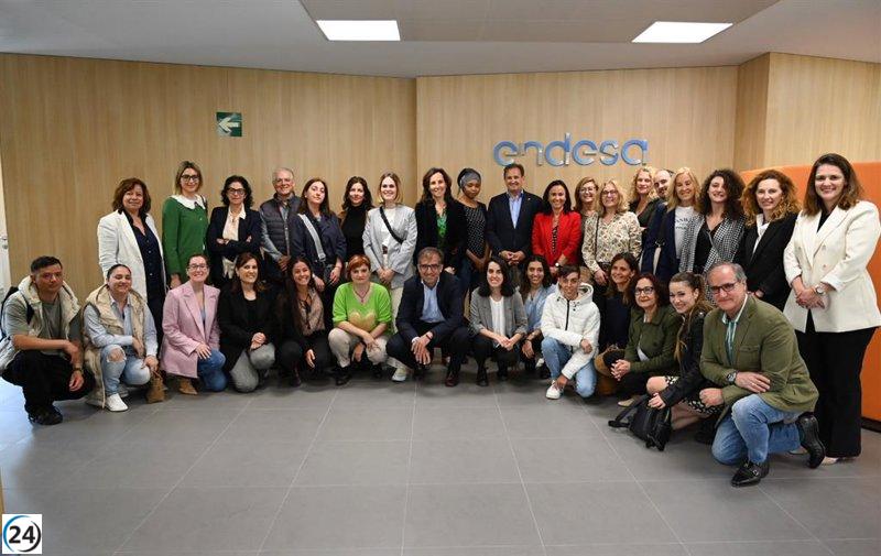 Endesa Foundation forecasts enhancing the employability of 60 at-risk individuals in Zaragoza through 'Cambiando Vidas'.