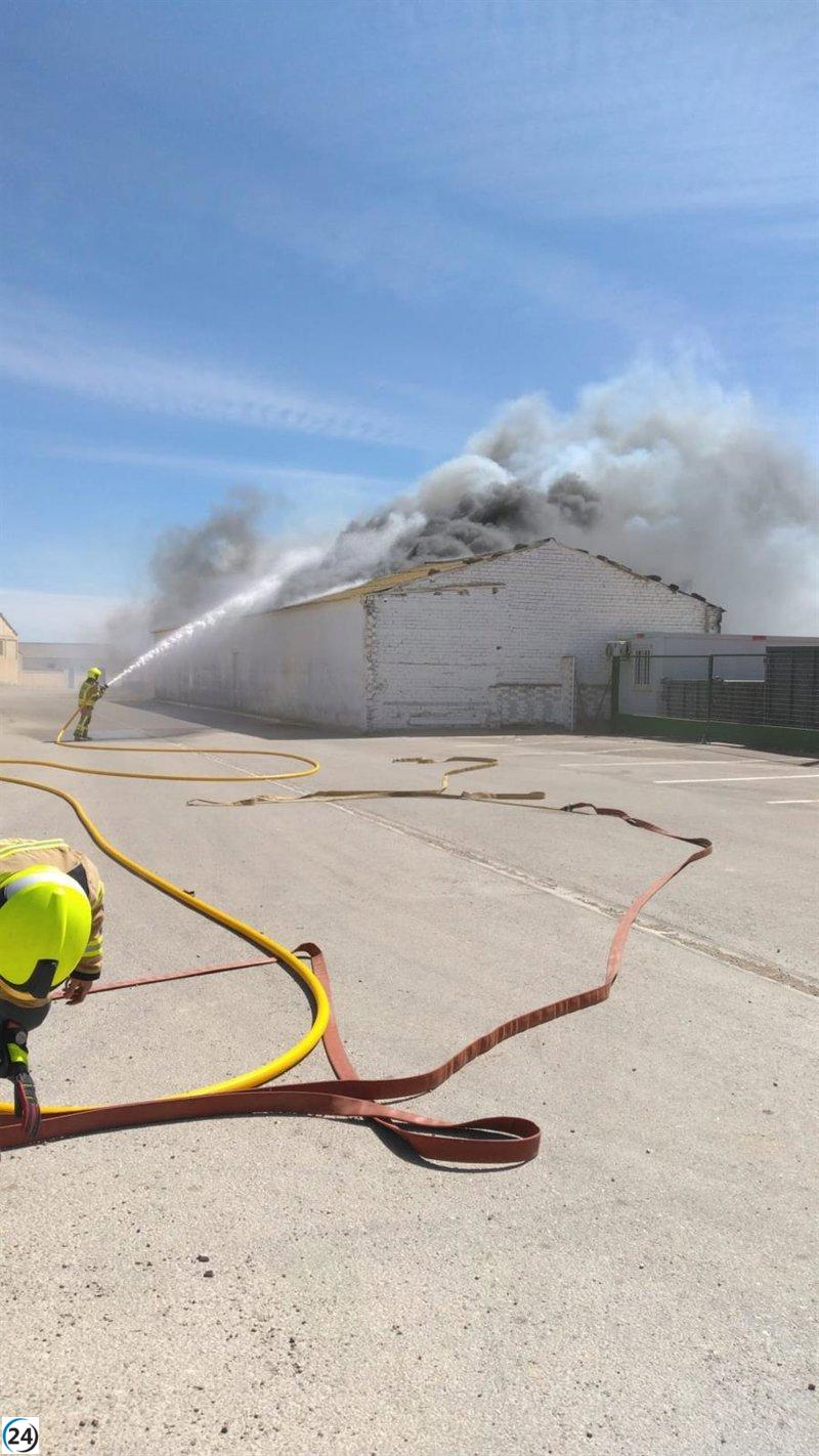 Incendio en deshidratadora de Huesca combatido por bomberos.