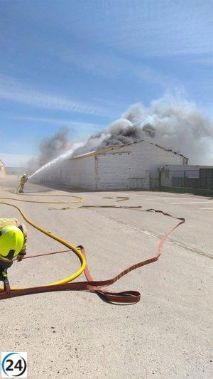 Incendio en deshidratadora de Huesca combatido por bomberos.