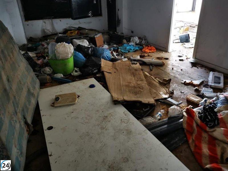 Urbanismo ordena desinfectar edificio okupado y siniestrado en Las Fuentes.