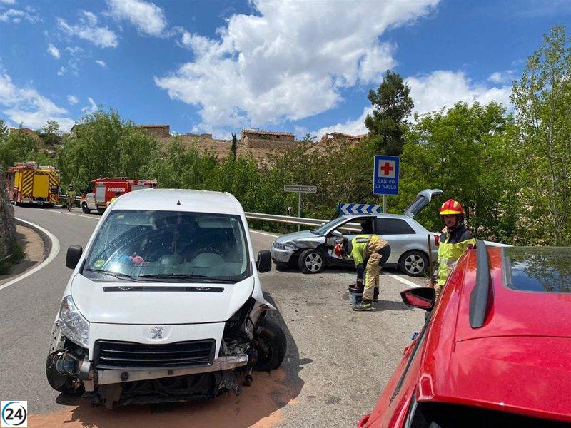 Bomberos de la DPT salvan a tres personas tras accidente en la N-420 en Utrillas.