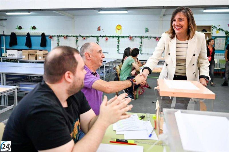 Lola Ranera, del partido socialista, insta a votar.