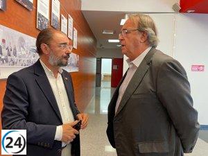 Lambán (PSOE) presiona a Azcón (PP) para mostrar los 34 votos a favor de su investidura.