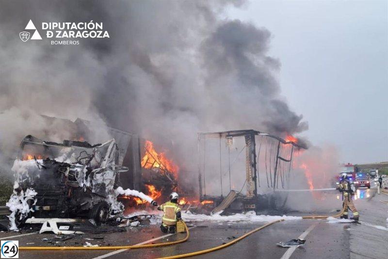 Accidente en Torrellas deja dos heridos con quemaduras en colisión de camiones.
