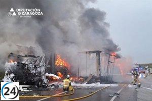 Accidente en Torrellas deja dos heridos con quemaduras en colisión de camiones.