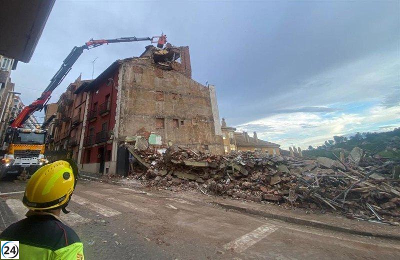 Diputación de Teruel: Bomberos inspeccionan edificios colindantes a derrumbado.