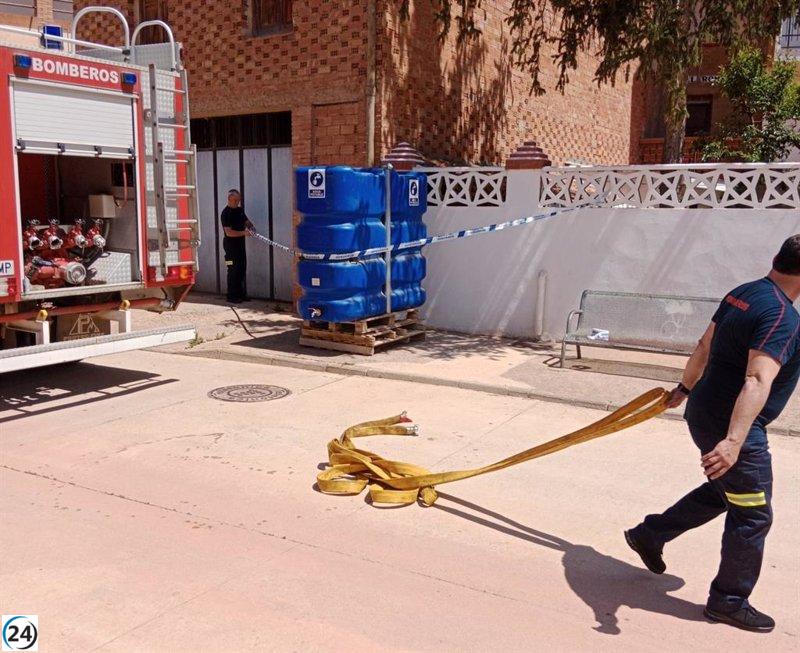 Bomberos de la DPT proveen agua a Villel por problema en suministro público.