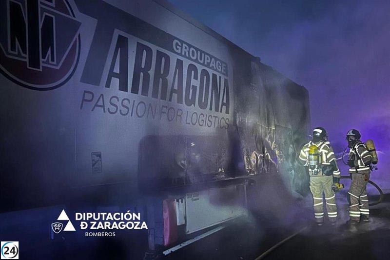Tráiler arde y pierde carga en la A-2 cerca de Calatayud, Zaragoza.
