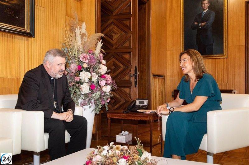 Natalia Chueca, alcaldesa, se reúne con el Arzobispo Carlos Escribano.