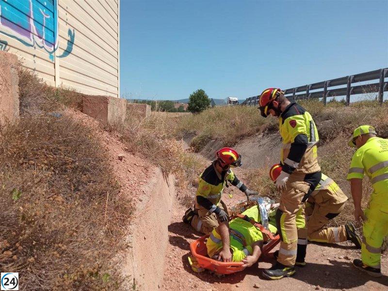 Bomberos de la DPT rescatan a un trabajador de carreteras en Valdecebro tras caer por un terraplén de dos metros