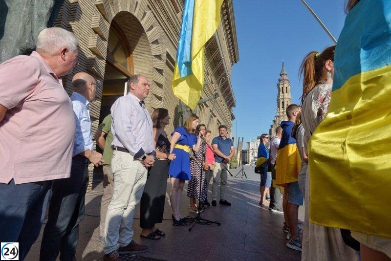 Concejales de Zaragoza participan en cadena humana por Día de la Independencia de Ucrania.