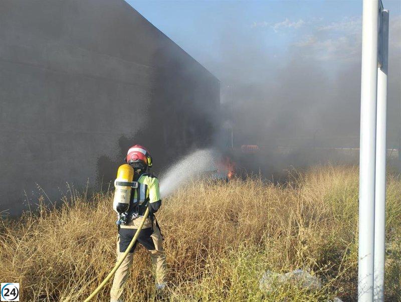 Incendio en Monreal del Campo (Teruel): neumáticos de un tractor y nave agrícola en llamas.