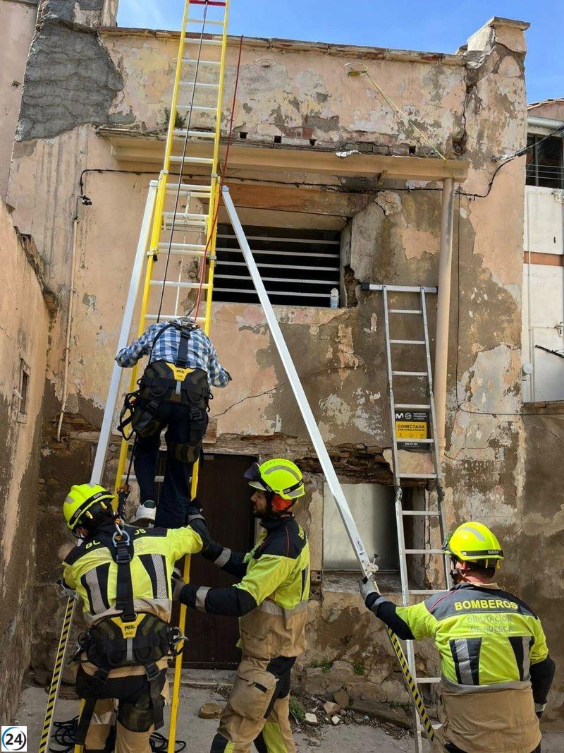 Bomberos expulsan a un ocupante ilegal en Monzón (Huesca)