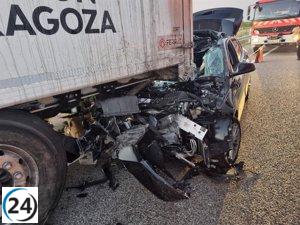 Conductor de automóvil salvado después de colisión con camión de basura en la A-2 hacia La Muela (Zaragoza)