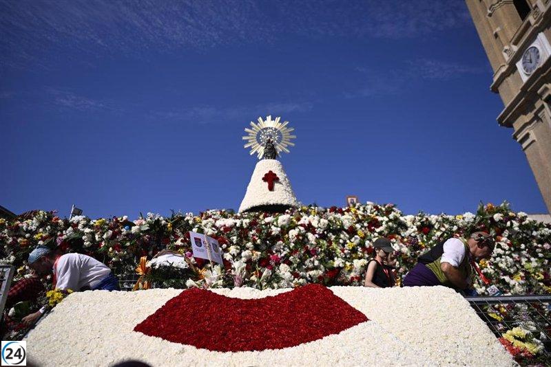 Oferentes emocionados tejen el manto de la Virgen del Pilar en Zaragoza con millones de flores