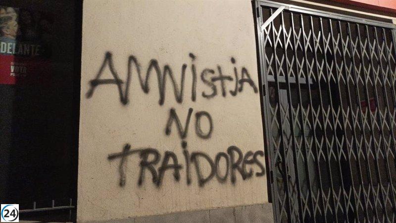 Vandalizan la sede de los socialistas en Monzón (Huesca) con pintadas en contra de la amnistía