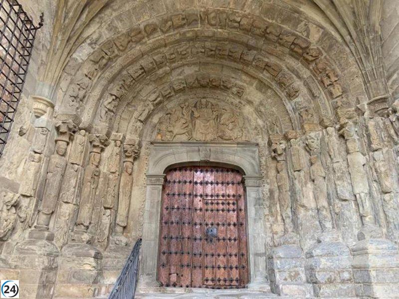 La imponente iglesia de San Esteban en Sos del Rey Católico (Zaragoza) muestra su magnífico atrio y portada norte después de un exitoso proceso de restauración.