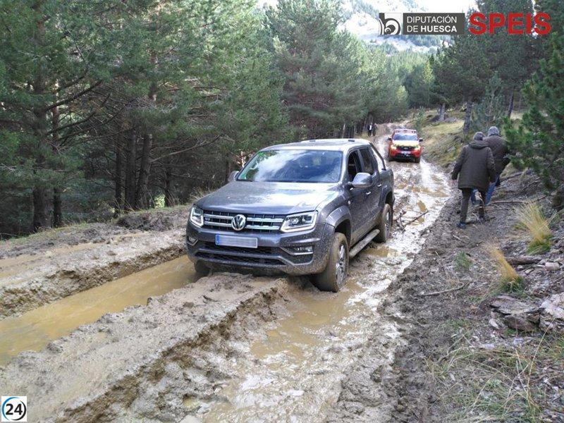Vehículo atrapado en camino embarrado cerca de Cerler, Huesca