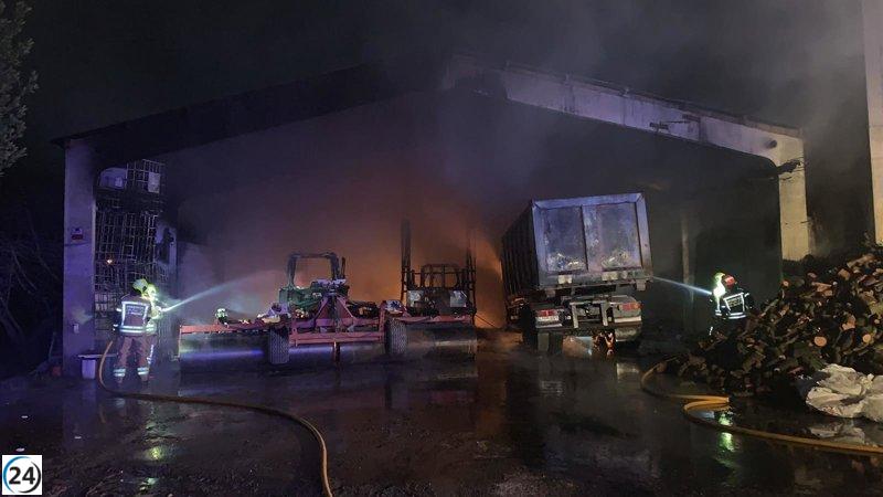 Incendio en Pozán de Vero (Huesca) destruye nave agrícola con cereal y maquinaria