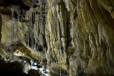 Explora las impresionantes cuevas de Aragón