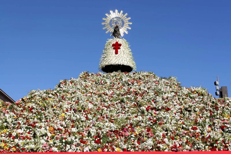 La Ofrenda de Flores a la Virgen del Pilar: una tradición que reúne a miles de personas